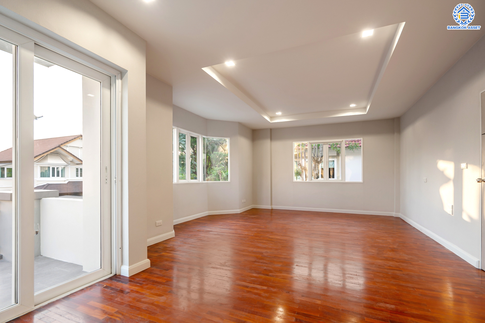 บ้านมือสองตกแต่งใหม่ ม.ลัดดารมย์ วัชรพล แบรนด์ Q.House หลังมุม เนื้อที่ 128 ตร.ว. ฟังก์ชัน 3 ห้องนอน 4 ห้องน้ำ 1 ห้องแม่บ้าน จอดรถได้ 4 คัน Facilities ครบครัน บนทำเลเชื่อมต่อหลายเส้นทาง ถ.รามอินทรา ถ.สายไหม และถ.พหลโยธิน ใกล้สนามบินดอนเมือง ทางด่วน "ศรีรัช" และ เซ็นทรัลรามอินทรา